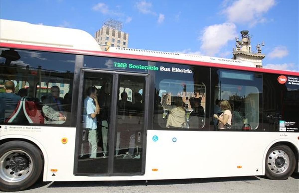 El bus elèctric BYD K9, ahir, a la plaça d’Espanya.