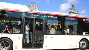 El bus eléctrico BYD K9 en plaza de Espanya.