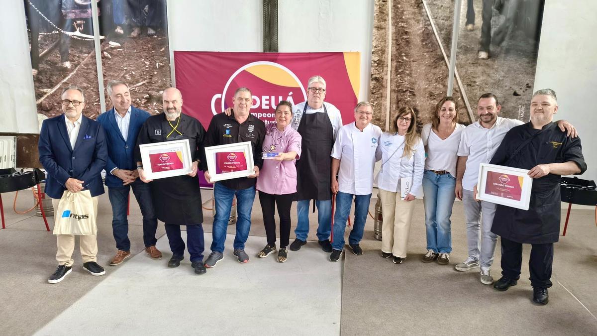 Foto de familia de ganadores, jurado y autoridades.