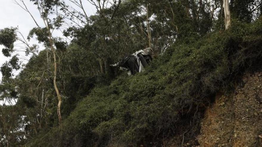 Vídeo: Así fue el espectacular accidente de un camión que cayó por una ladera de la ría de Avilés