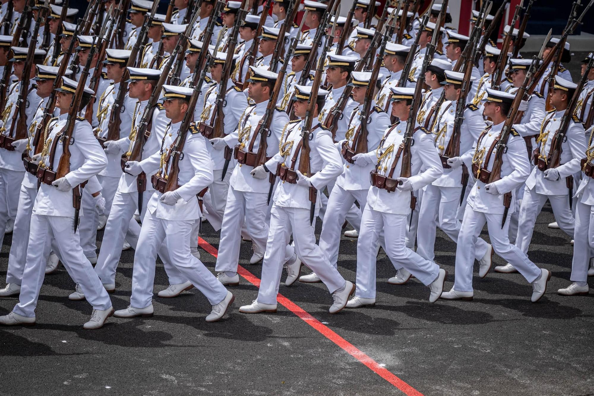 Las mejores imágenes del desfile militar de las Fuerzas Armadas en Tenerife con la presencia de Sus Majestades los Reyes