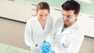 Estudiantes de Química en el laboratorio de IQS.