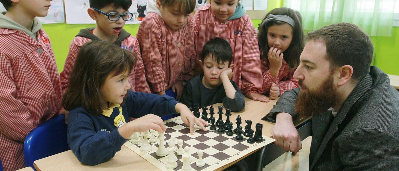 Alumnos del CPR Concepción Arenal de Ourense aprenden destrezas matemáticas con el tablero y las piezas del ajedrez. |   // IÑAKI OSORIO