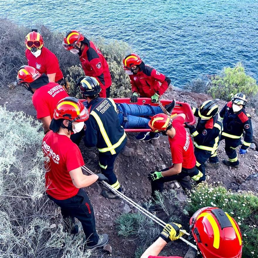 Los bomberos rescatan a un pescador en Tenerife