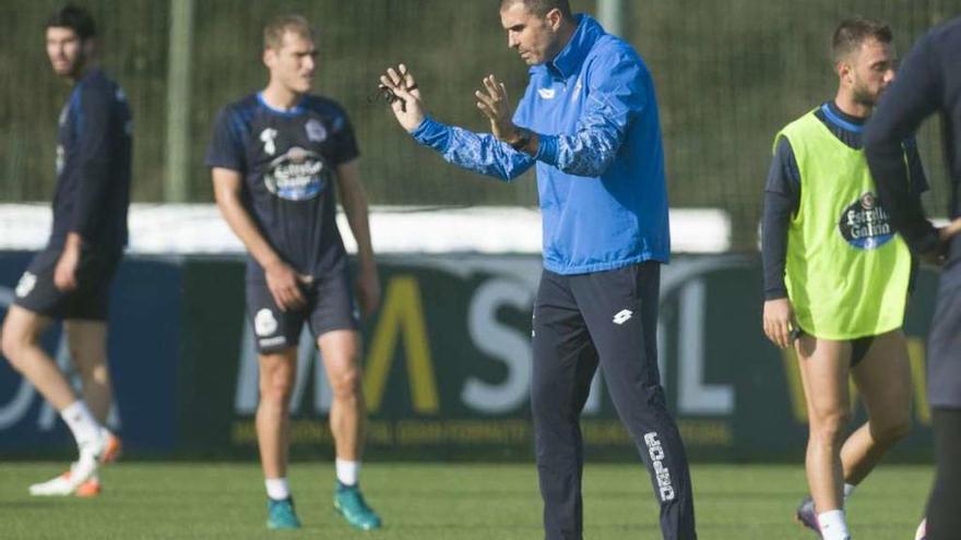 Gaizka Garitano da instrucciones a los jugadores durante el entrenamiento de ayer en Abegondo.