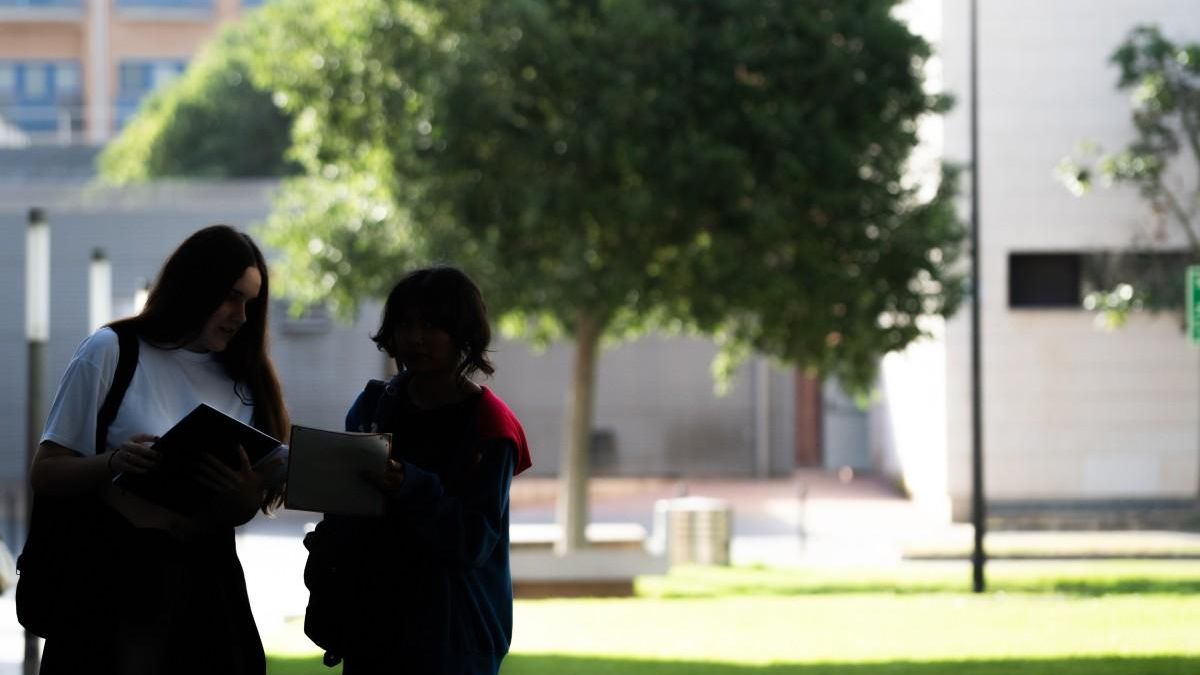 Dos alumnas durante la primera jornada de selectividad