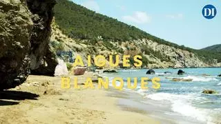 La playa de s'Aigua Blanca de Ibiza, sin socorristas por riesgo de derrumbe: "Seguiremos viniendo porque es una playa bellísima"