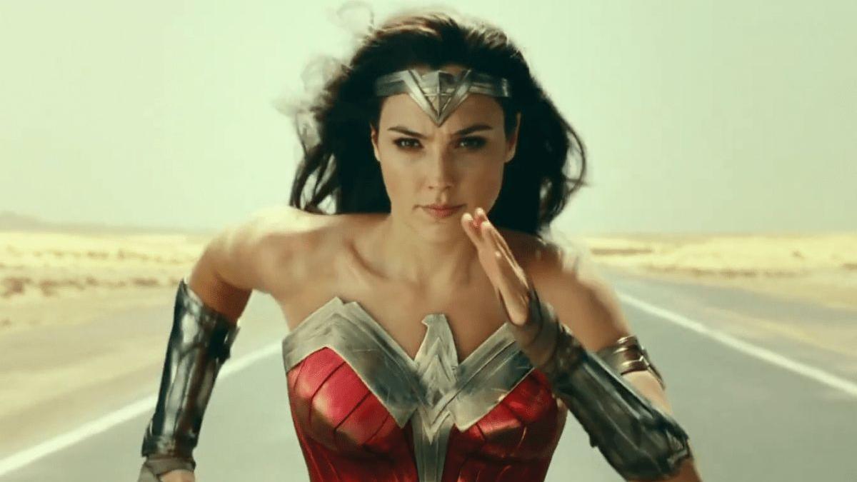 Wonderwoman 1984 combate a los malos en las Dunas de Corralejo