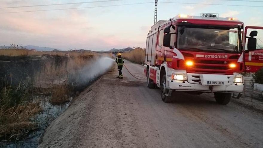 Los bomberos en plena extinción