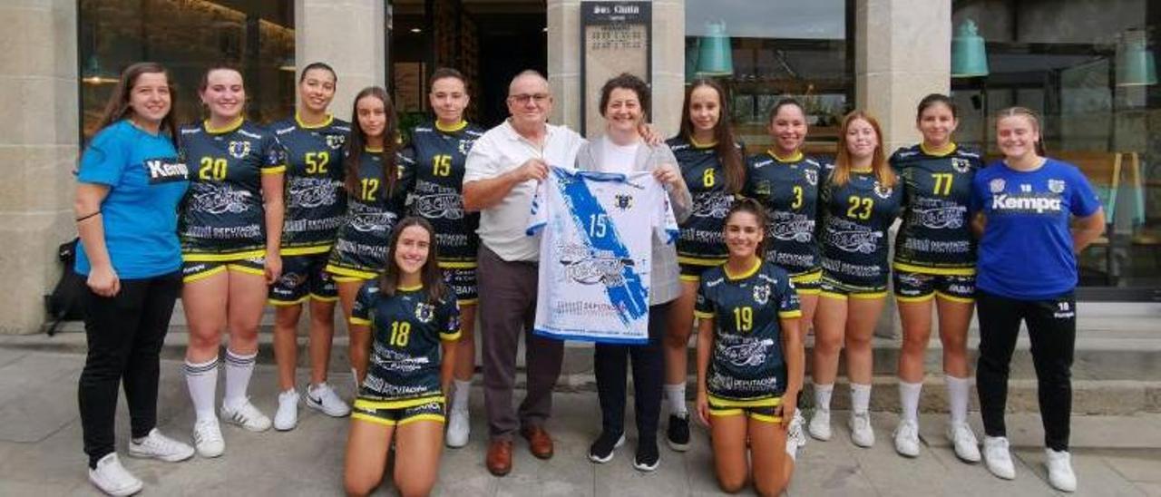 La plantilla del Cangas femenino con su patrocinador. |  // SANTOS ÁLVAREZ