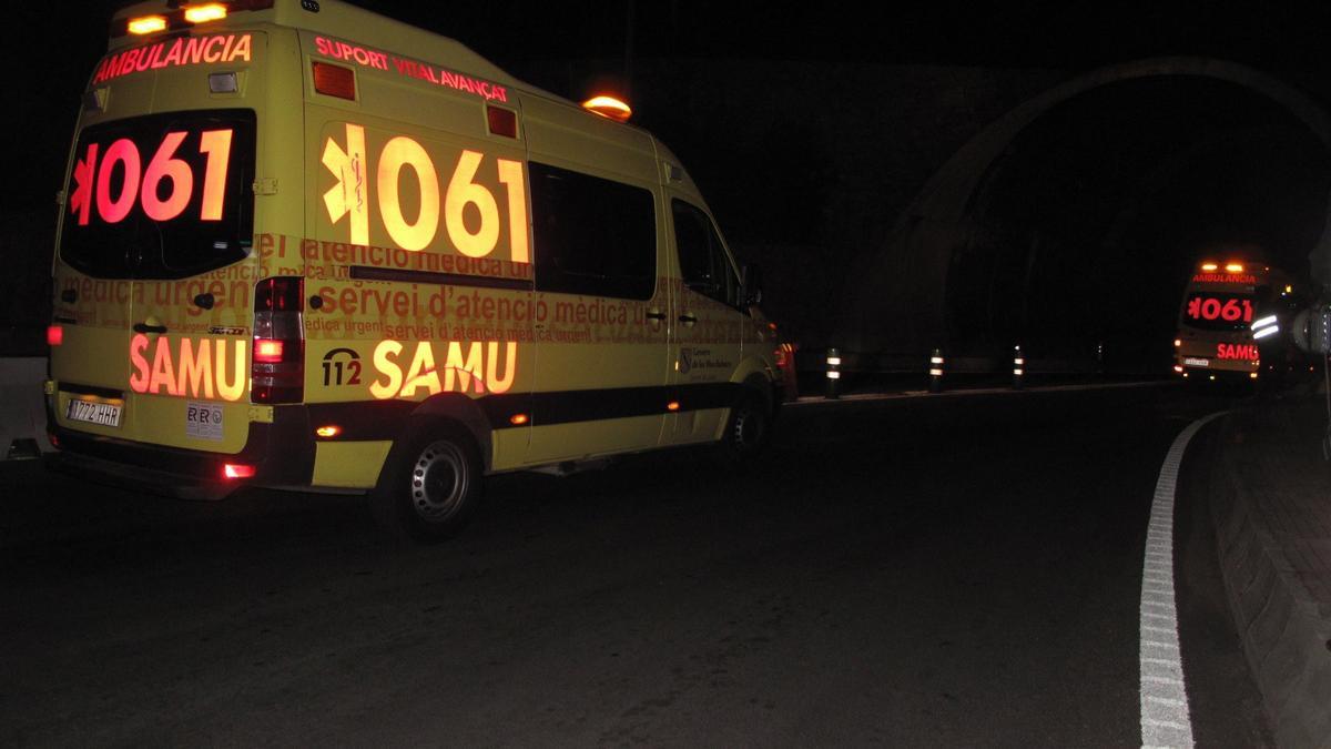 Archivo - Ambulancia del SAMU  061 en Baleares.