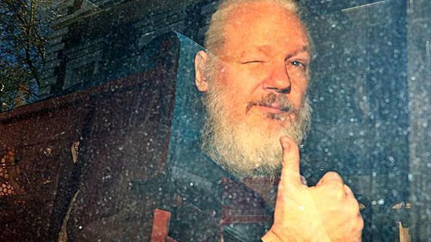 Diputats britànics pressionen perquè Assange sigui extradit a Suècia