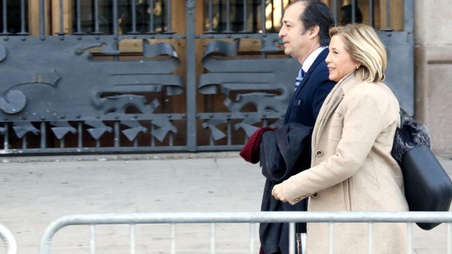 L&#039;exconsellera Joana Ortega, amb el seu advocat, Rafael Entrena, arribant al TSJC per a la quarta edició del judici del 9-N.