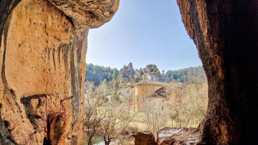 El castillo templario que está a dos horas de Madrid y parece suspendido sobre una roca