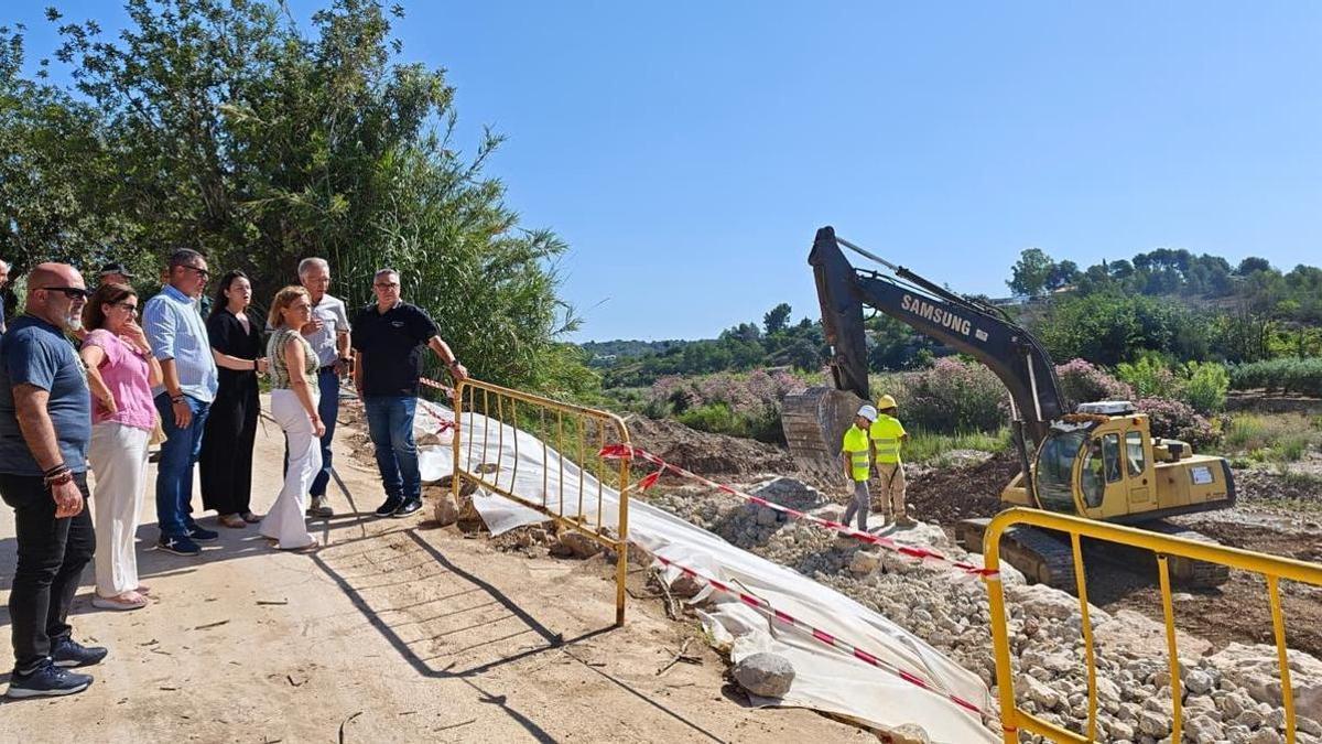 La delergada del Gobierno, la comisionada y el alcalde, este lunes, en la visita a unas obras en Real.