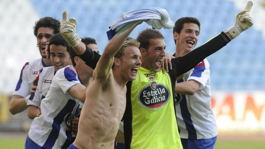 Diego Rivas y Seoane, junto a otros jugadores del Fabril, celebran el ascenso en 2010. |  // CARLOS PARDELLAS