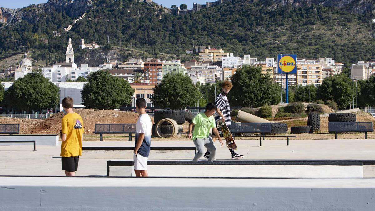 Usuarios en el skatepark de Xàtiva, en una imagen de archivo.