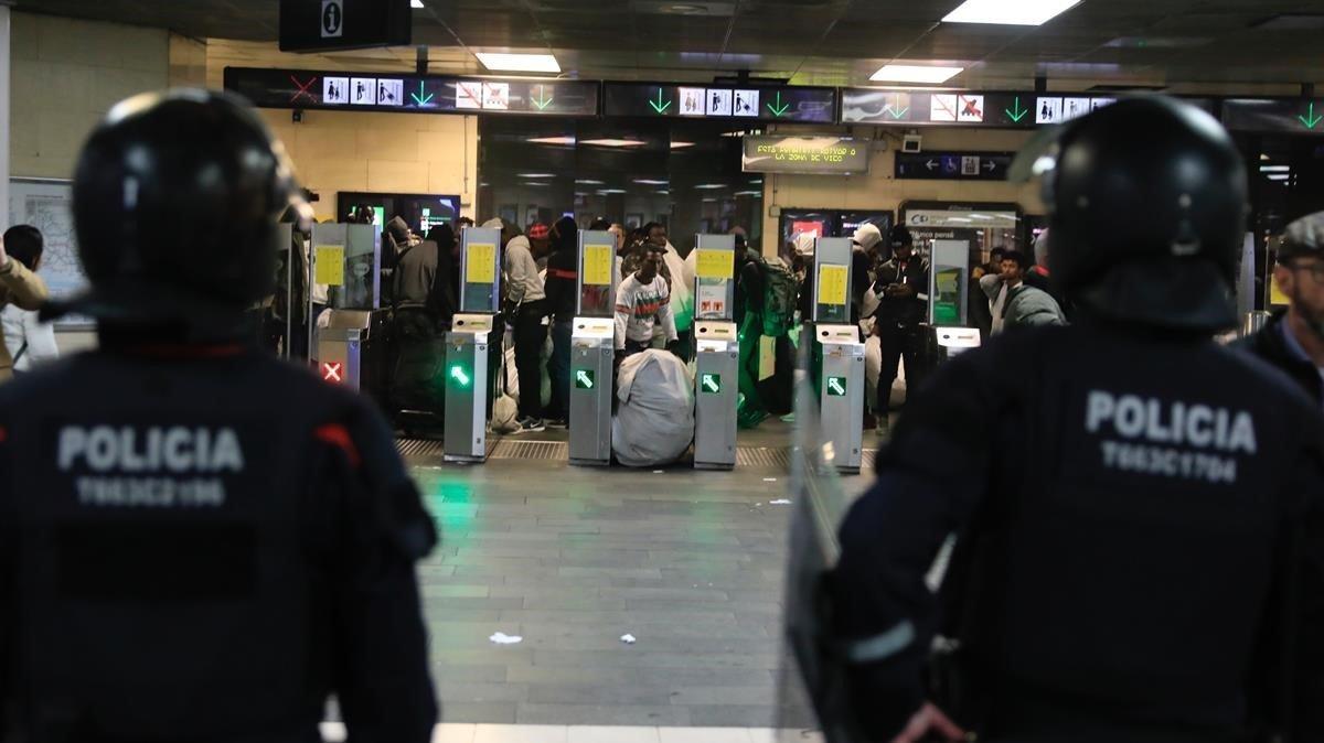 Segundo desalojo en tres días de los manteros que se colocan en el vestíbulo de Renfe en Plaza Catalunya