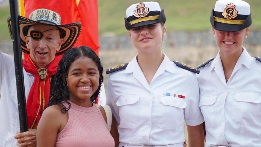 Lauren Montalbán posa con la Princesa de Asturias y otra compañera en Cartagena.
