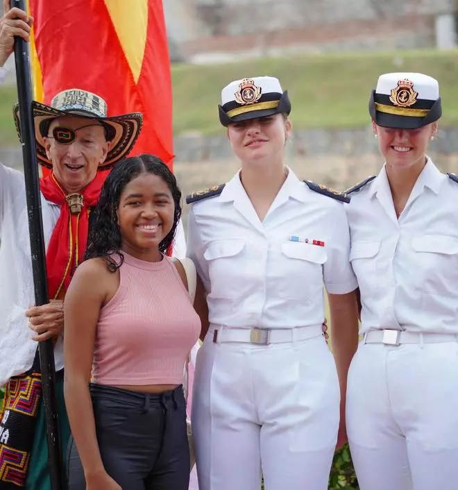 Obsequio en una escala de "Elcano" en Colombia: un escudo de Asturias cartagenero para Leonor