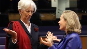 La presidenta del BCE, Christine Lagarde, conversa con la vicepresidenta primera en funciones, Nadia Calviño, con ocasión de la reunión del Eurogrupo del 3 de octubre.