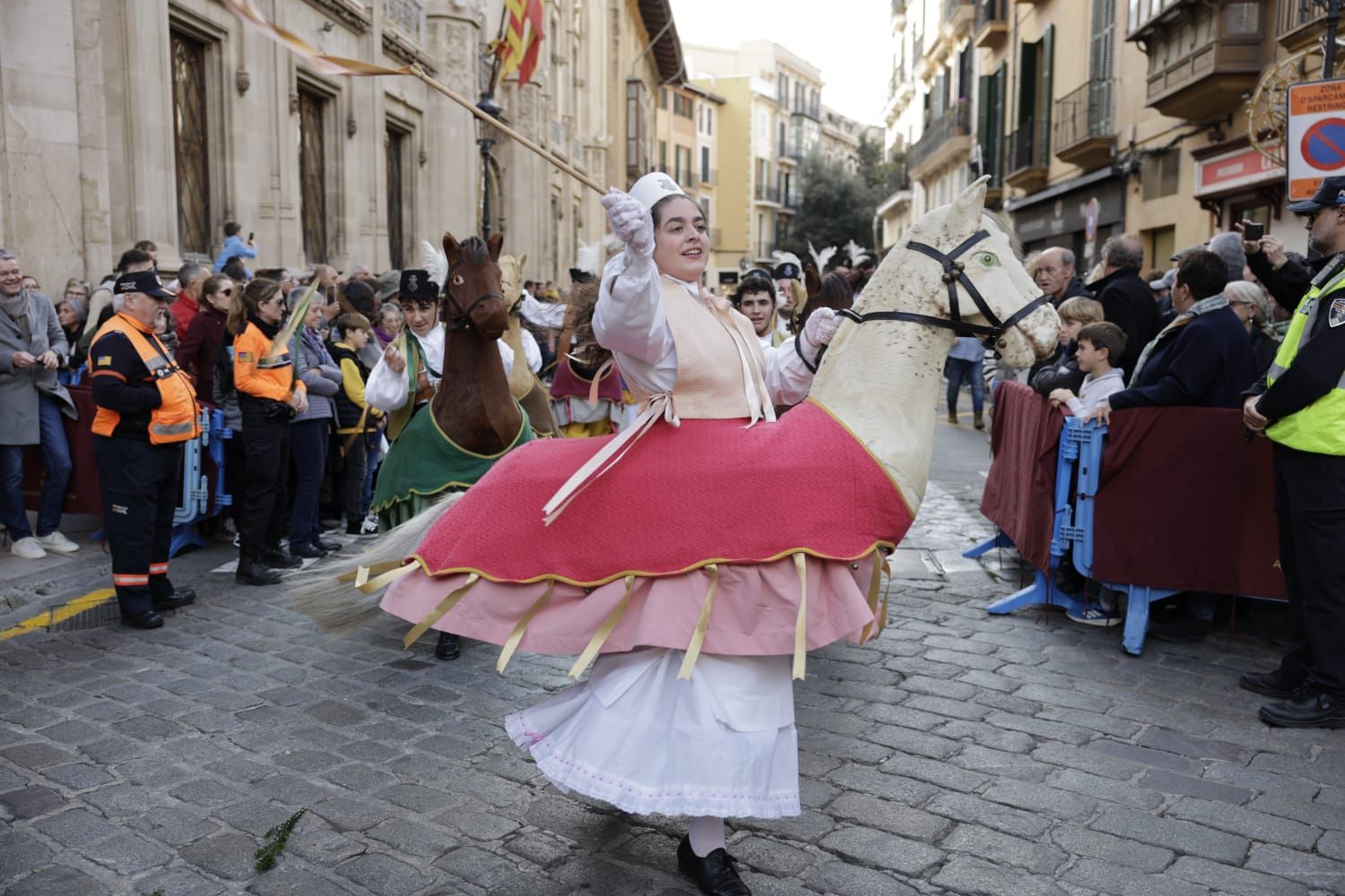 La plaza de Cort de Palma luce ya el estandarte del Rei en Jaume y la Cimera del Rei Martí