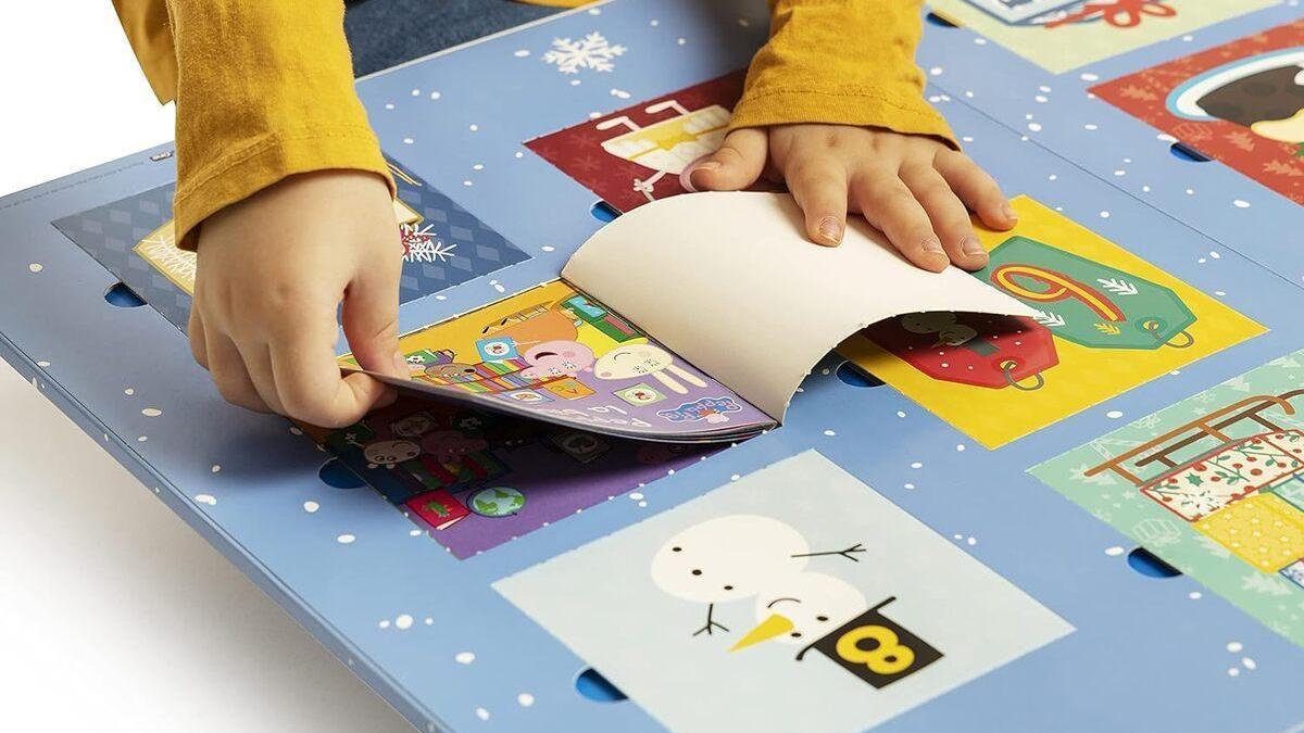 Un niño pequeño disfrutando de su calendario de adviento.