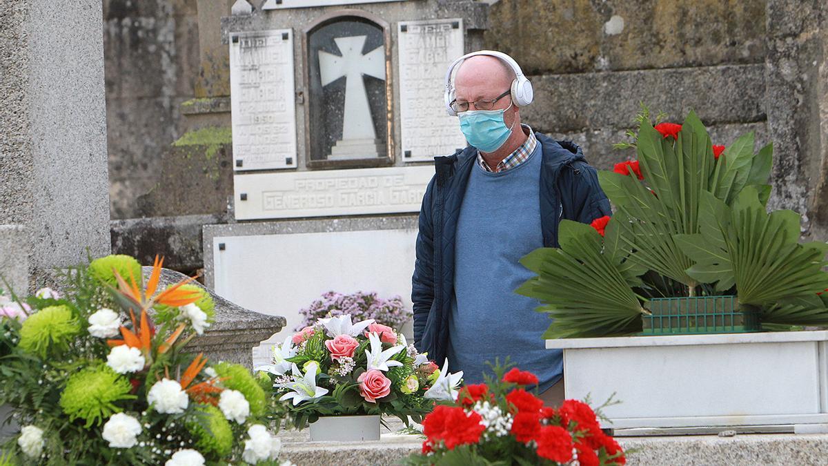 Un hombre visita a un difunto en el cementerio de San Francisco de Ourense