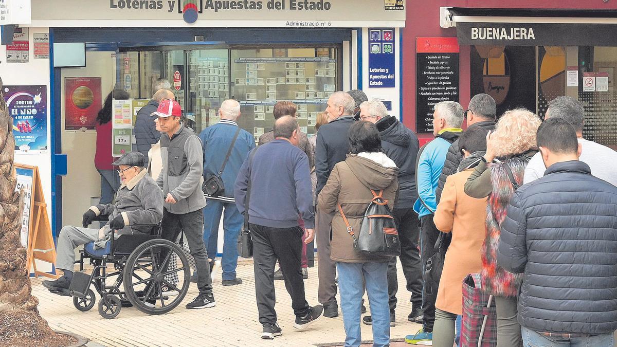 Colas para comprar lotería en la avenida Rey Don Jaime.