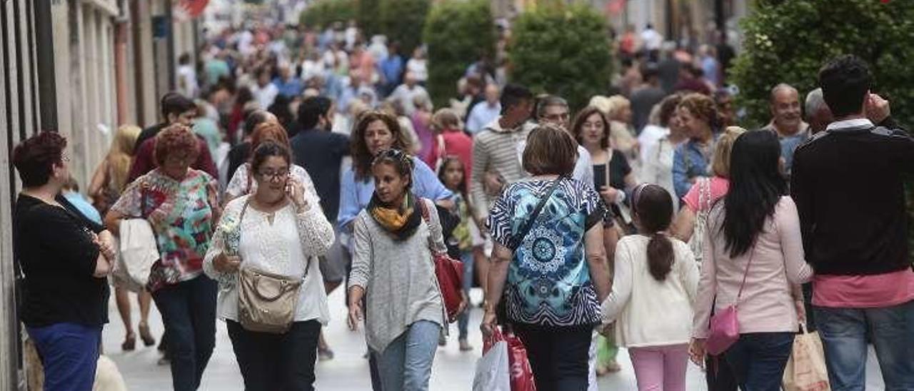 La calle viguesa de Príncipe durante las rebajas de verano. // A. I.