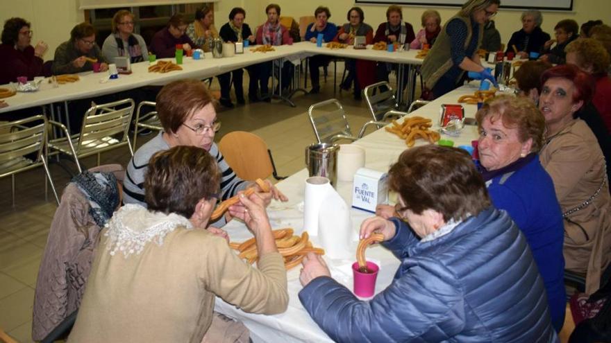 Las integrantes de la asociación despidieron la asamblea con una chocolatada con churros.