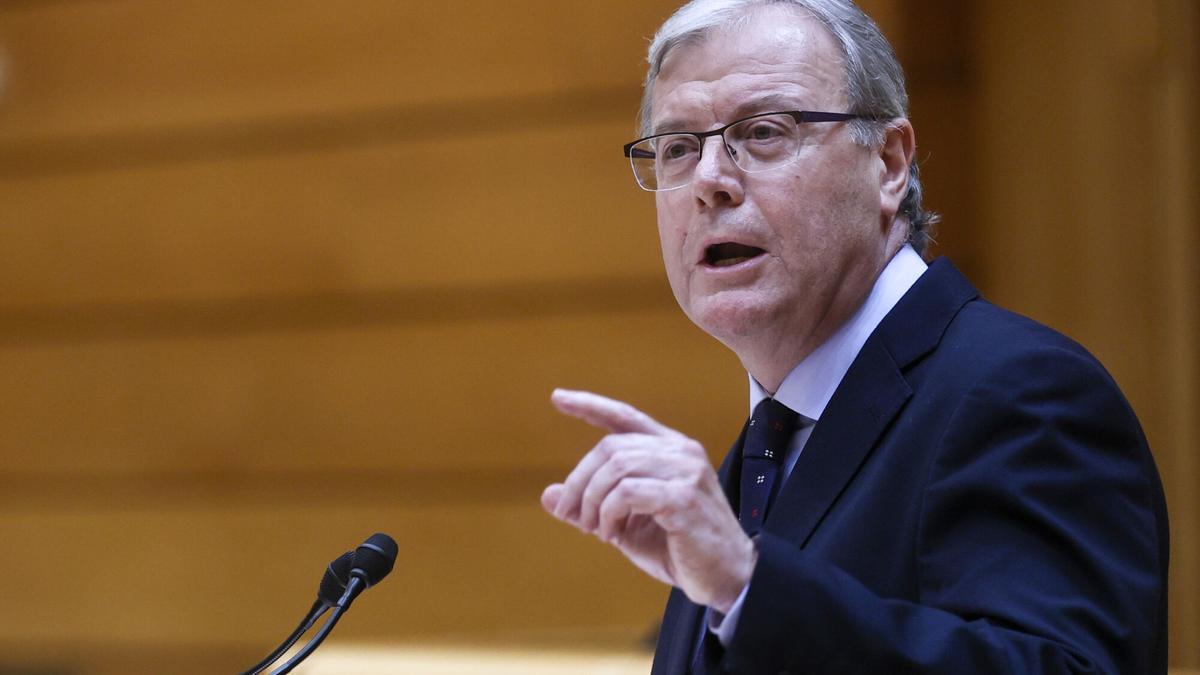 El senador popular Antonio Silvano interviene durante el pleno del Senado este martes que debate el dictamen de la ley de amnistía. EFE/ Fernando Alvarado