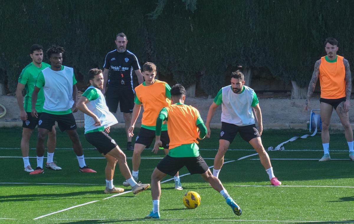 Los jugadores del Elche, durante el entrenamiento del martes, en el campo Díez Iborra de la ciudad deportiva Juan Ángel Romero