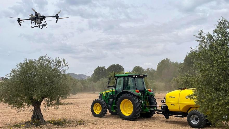 El John Deere 5M y el dron DJI Agras T50, en plena acción durante las pruebas de campo organizadas por Avanterra Yecla: tecnología y precisión al servicio del agricultor moderno.