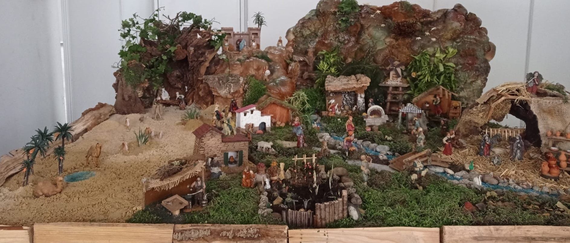 La Pola monta el gran belén: de las escenas con güevos pintos a los playmobil y portales "mineros"