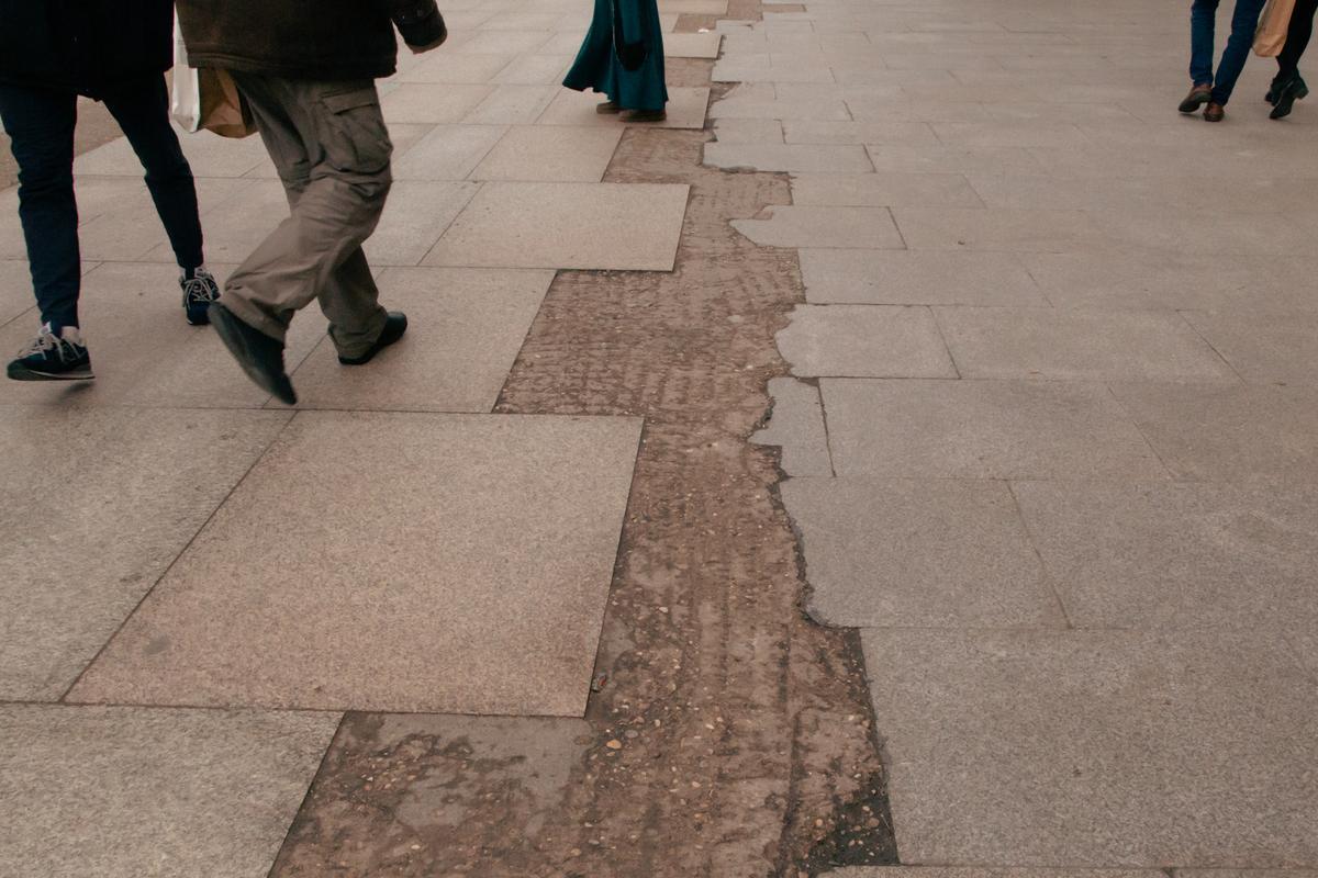 A la derecha, las antiguas baldosas de Granilouro en la Puerta del Sol; a la izquierda, las nuevas