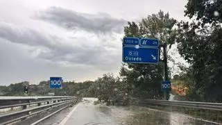 Tremenda tormenta en Oviedo: granizos como canicas y árboles tirados por el viento en la ronda exterior