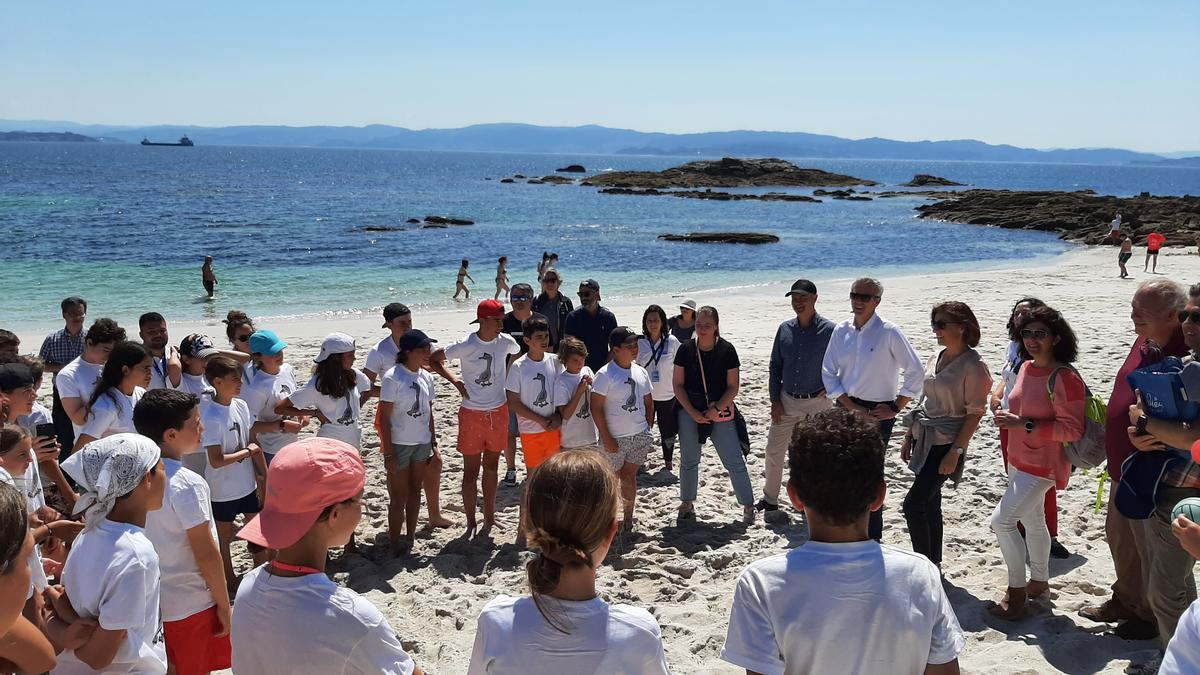 Un momento de la reciente visita del presidente de la Xunta de Galicia a Ons, donde estuvo con los jóvenes del campamento de verano.