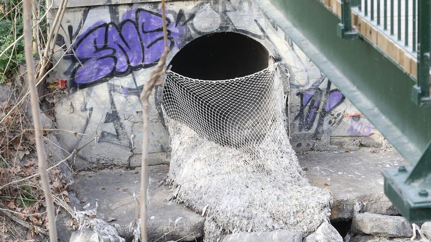 Una de las mallas instaladas en el aliviadero del parque Bruil, en su desembocadura el río Huerva.  | ÁNGEL DE CASTRO