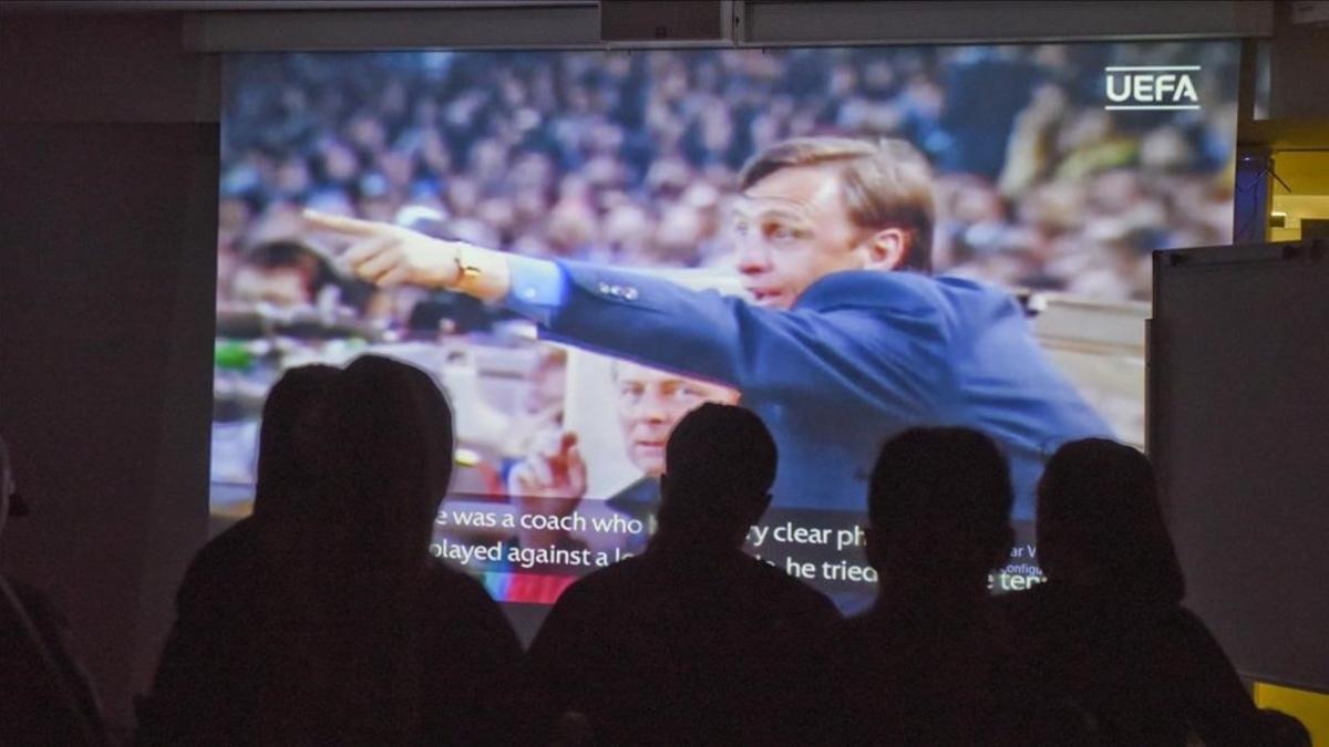 Los canteranos del Barça asisten, en el auditorio de La Masia, a la charla sobre Johan Cruyff.