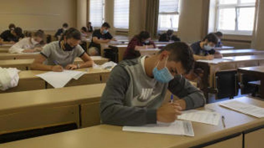 Alumnos durante el examen de selectividad el pasado julio. // FdV