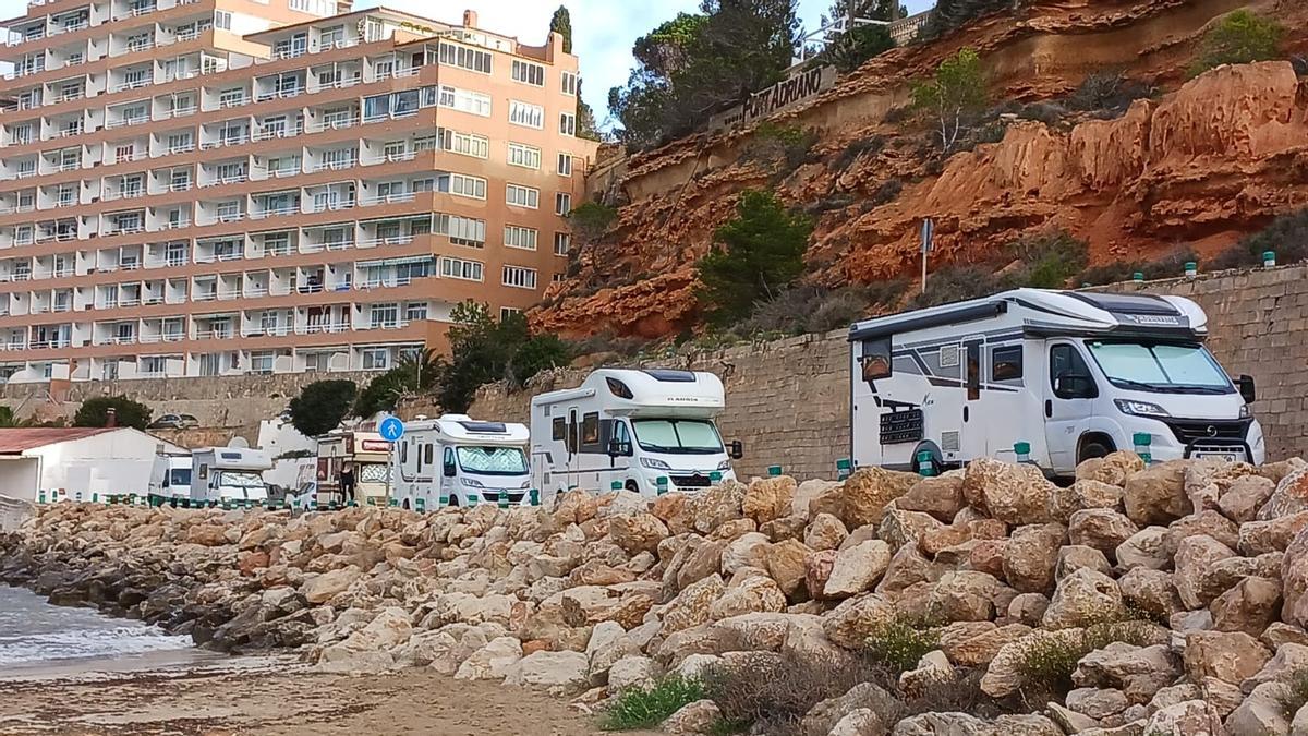 Caravanas en la playa de El Toro, en Calvià.