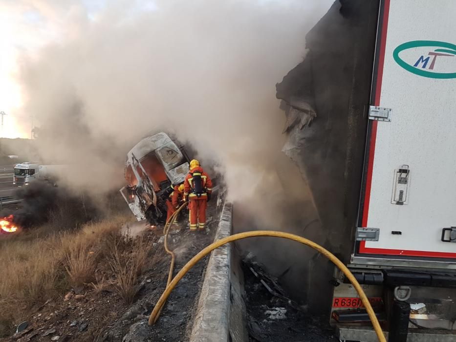 Los bomberos sofocan las llamas del camión que ha ardido en la A-7, a la altura de Picassent.