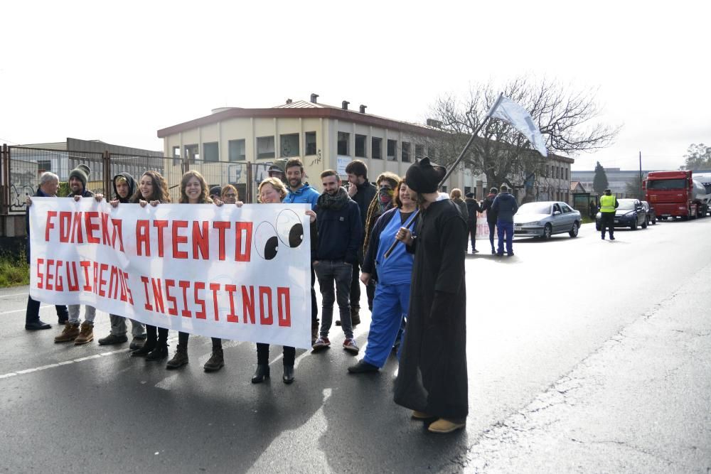 La comunidad educativa del Centro de Formación Agroforestal de Guísamo y empresarios de Bergondo se han concentrado de nuevo para exigir una pasarela en la N-VI que permita cruzar con seguridad.