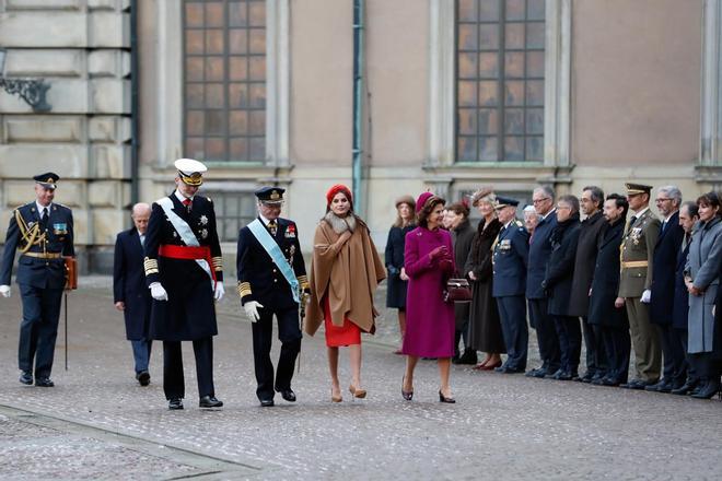 Los reyes de Suecia reciben a don Felipe VI y doña Letizia en el palacio real de Estocolmo