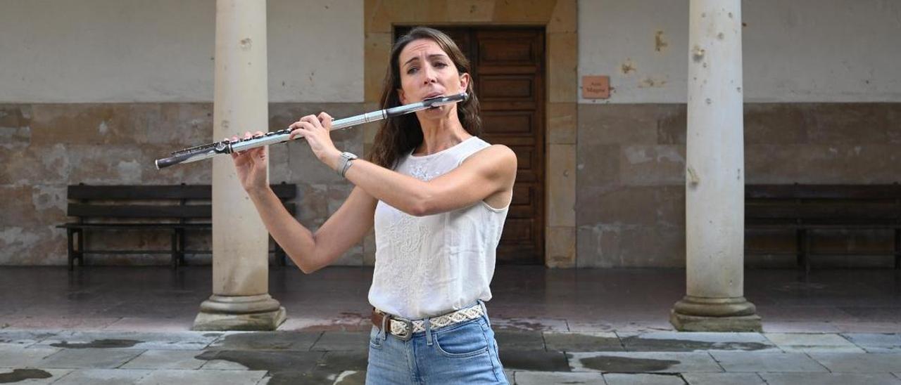 La flautista de la OFIL Mercedes Schmidt, en el patio de la Universidad. | OFIL