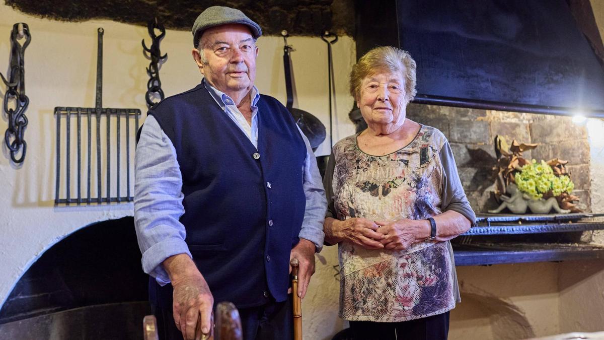 Josep Maria Bancells i Maria Vall-llosera davant la llar de foc original de l'Hostal de la Granota.