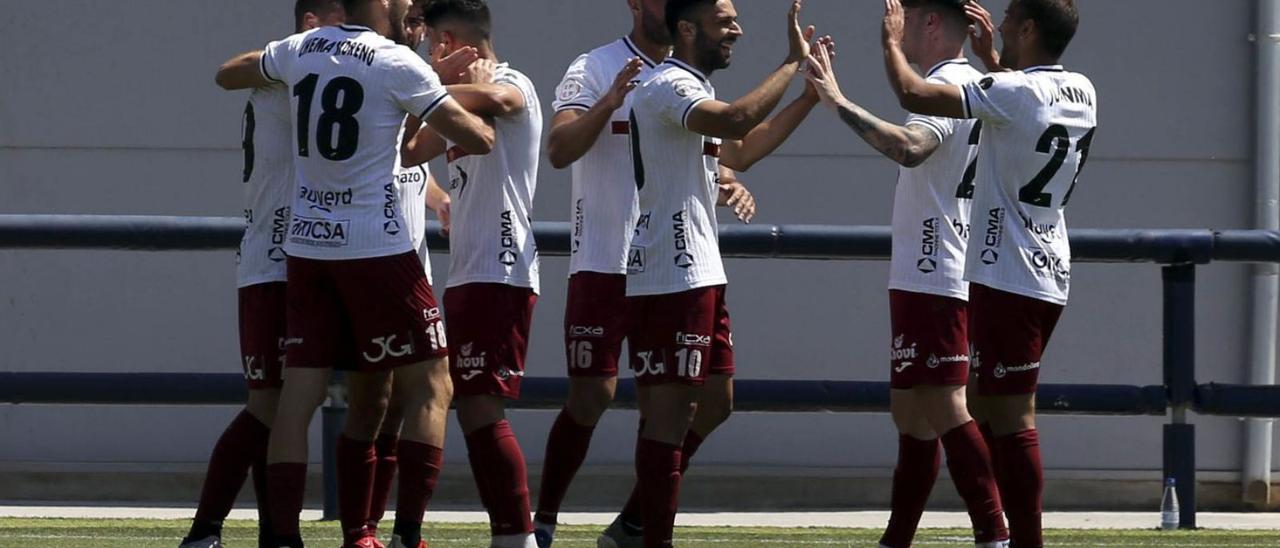 Los jugadores del Alzira celebran uno de los dos tantos de la victoria. | JOSÉ GÓMEZ