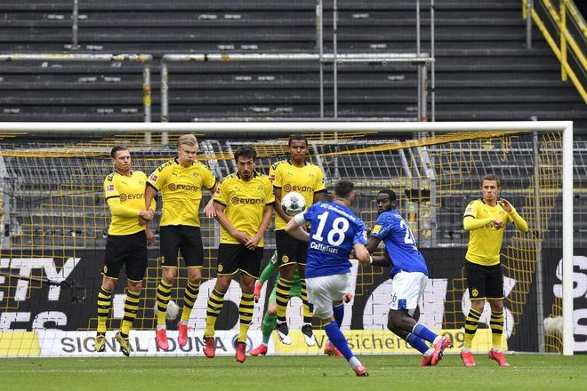 Las imágenes del Borussia Dortmund-Schalke 04, primer partido tras la pandemia.