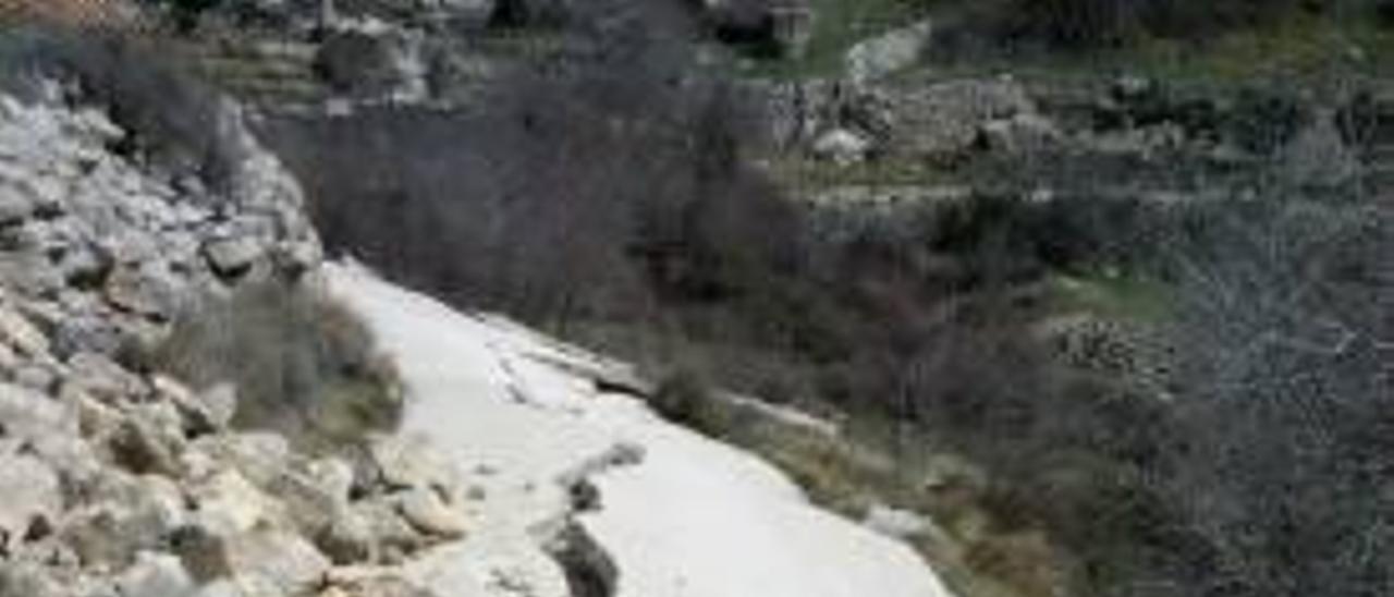 Camino en Ares dañado por el agua.